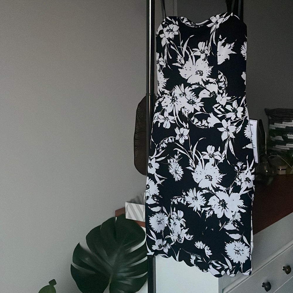 Black & white floral strapless scalloped hem dress. NWT from Macys. Size 1/2.